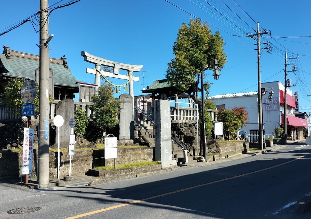 浅間神社と道路