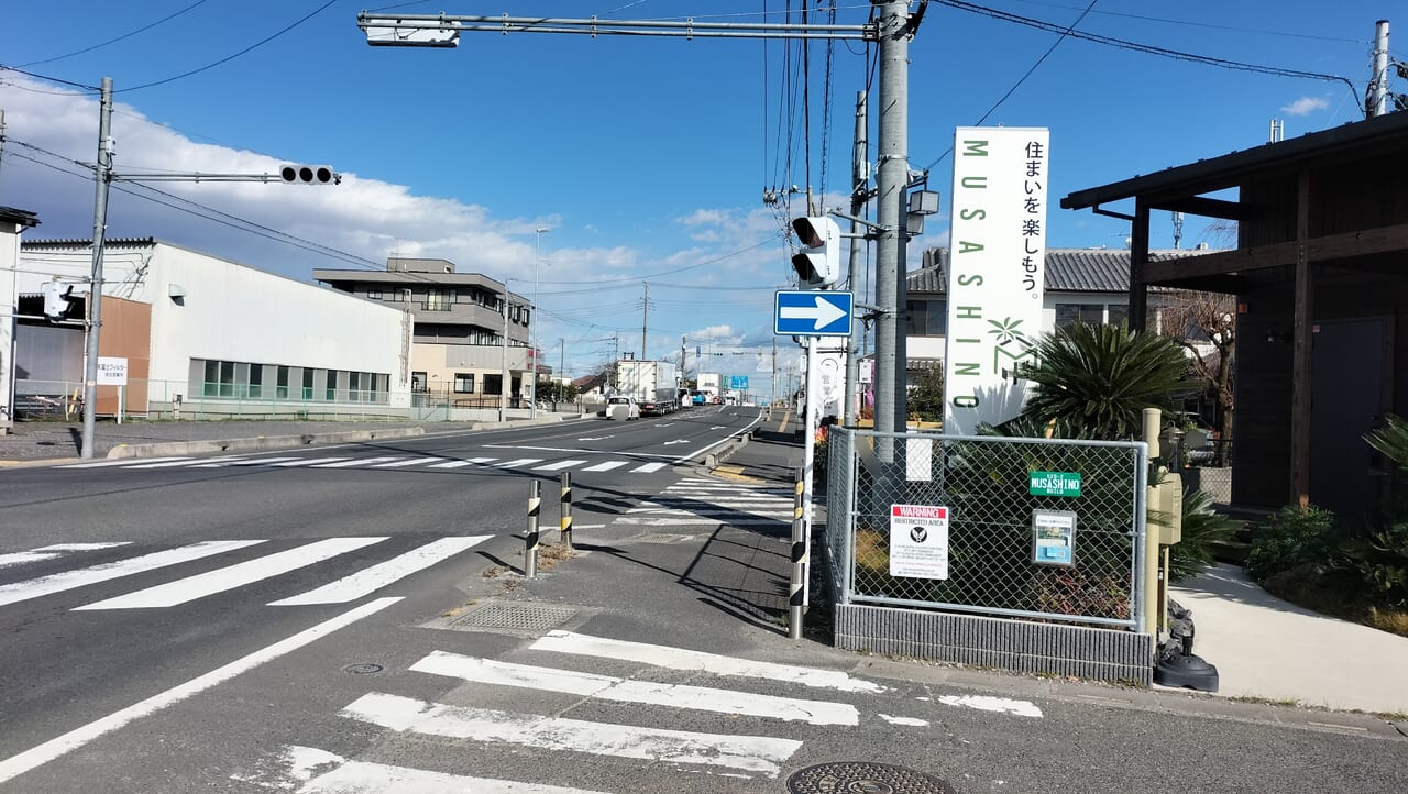 周辺店舗と交差点