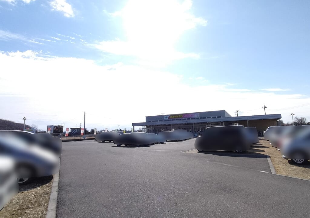 さくらファームの外観と駐車場