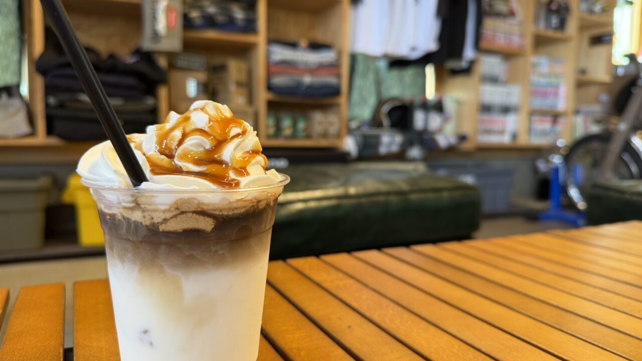 久喜市モックカフェのキャラメルラテ