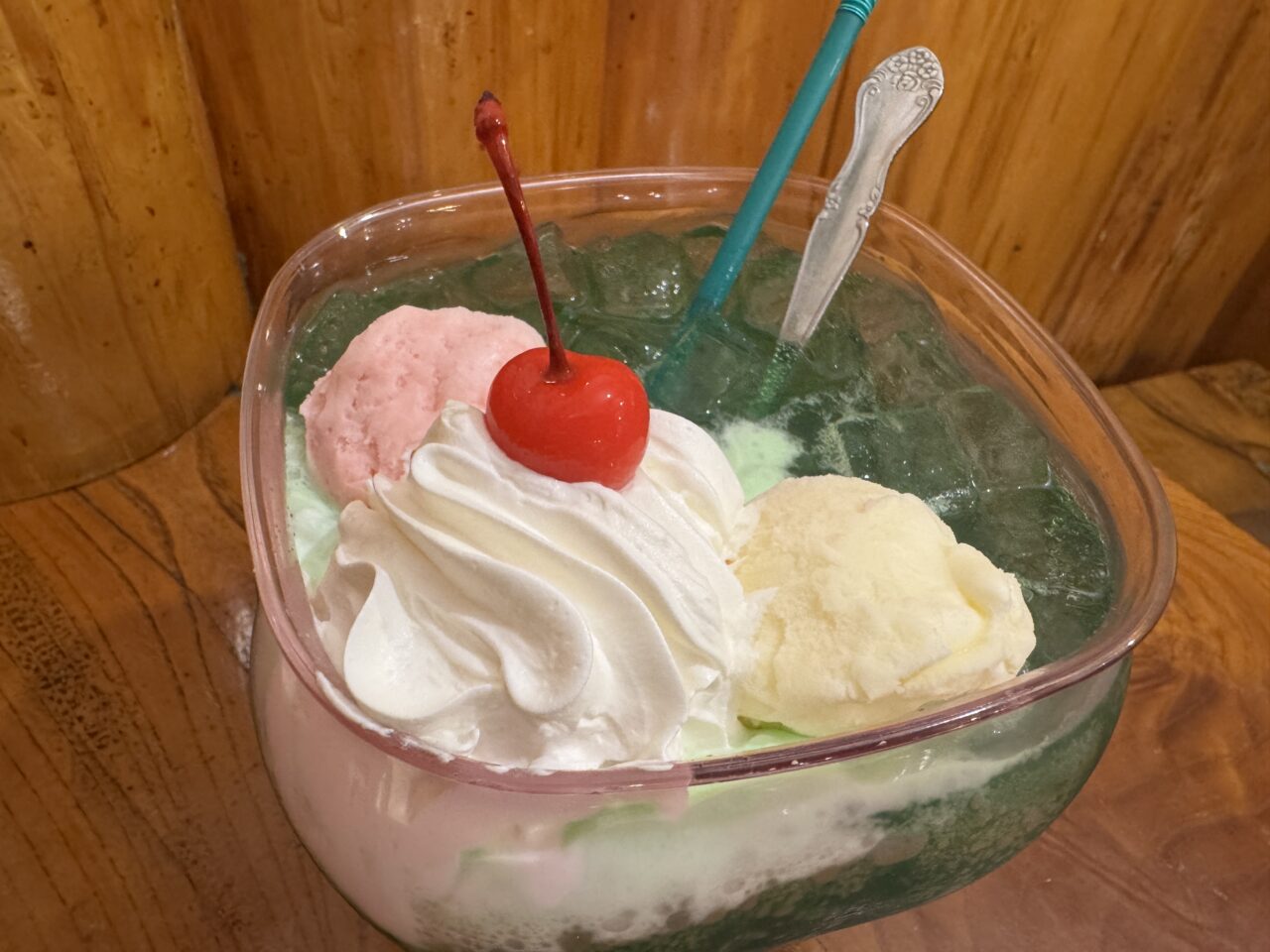 久喜市の珈琲屋OBのクリームソーダ