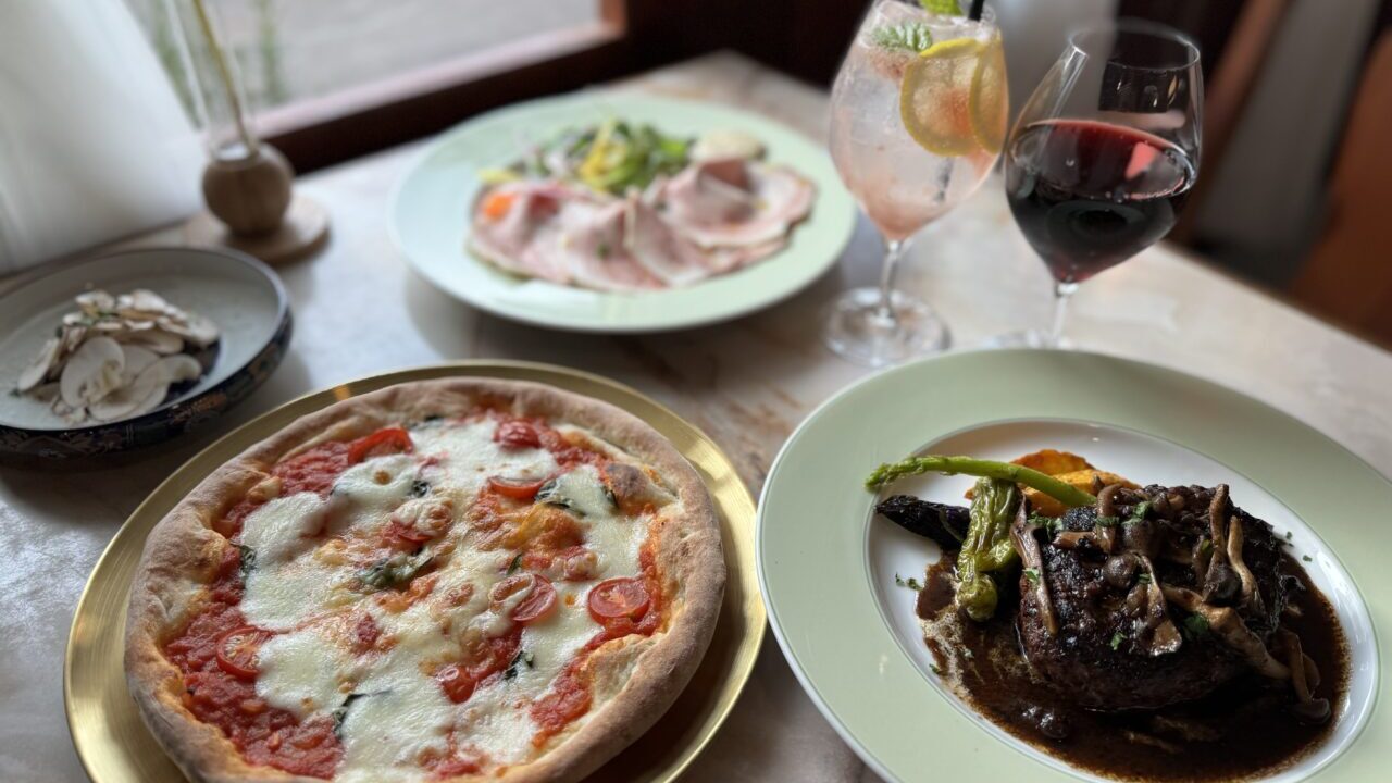 幸手にオープンしたカフェレストランkikitteききてのローストポーク、ハンバーグ、マルゲリータ、マッシュルームサラダ