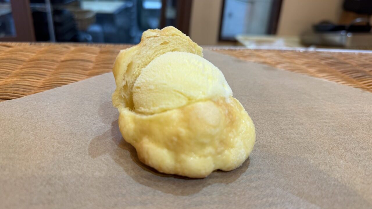 久喜市にあるパン屋マシェリのアイスメロンパン