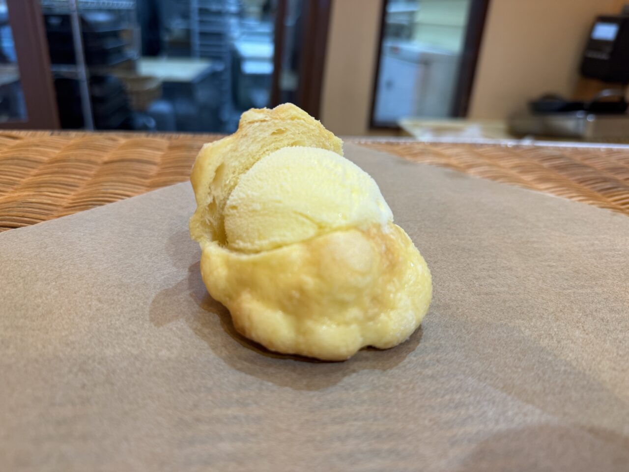 久喜市にあるパン屋マシェリのアイスメロンパン