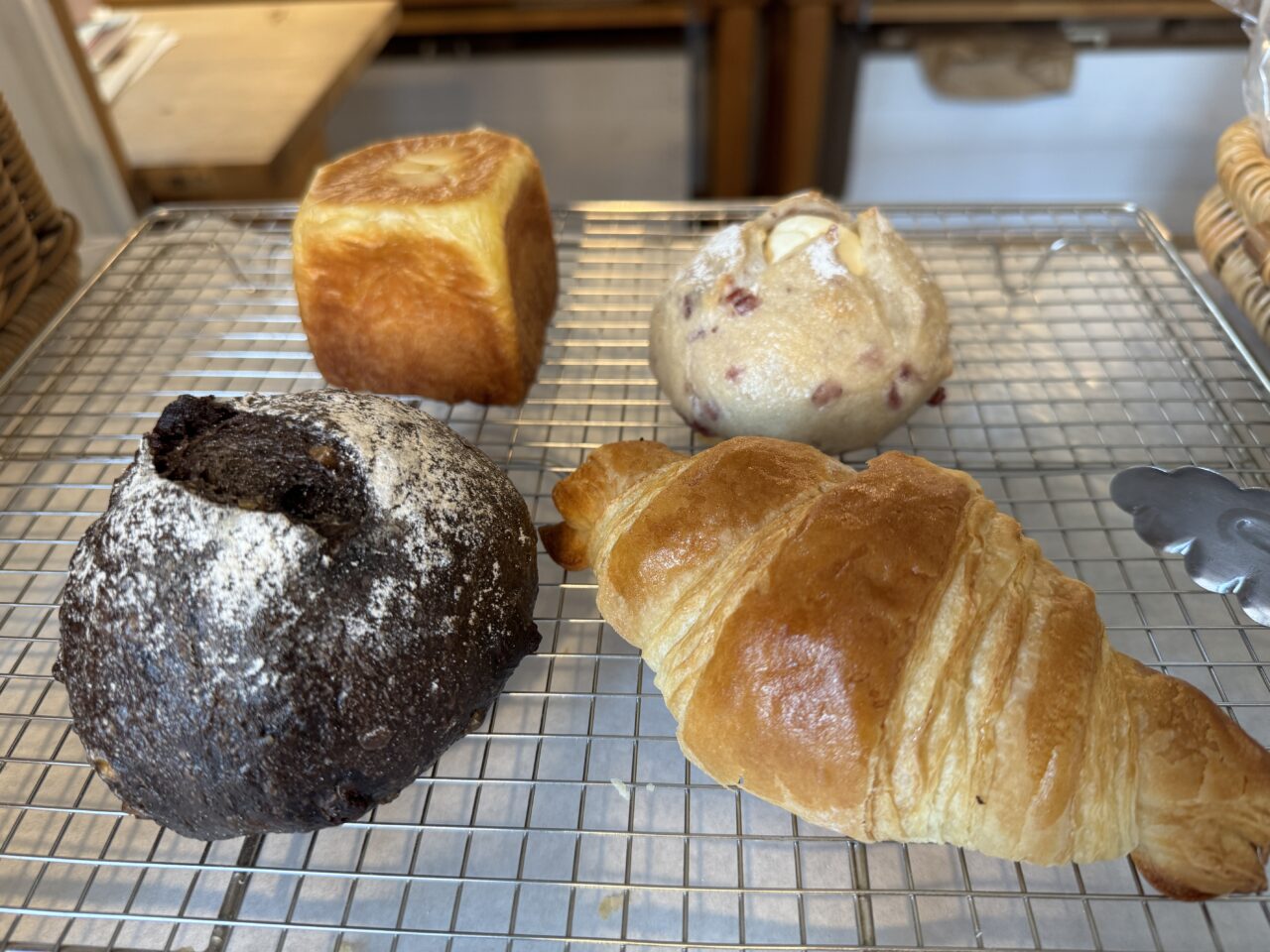 久喜市にあるブーランジュリーにこのクロワッサンとカンパーニュ