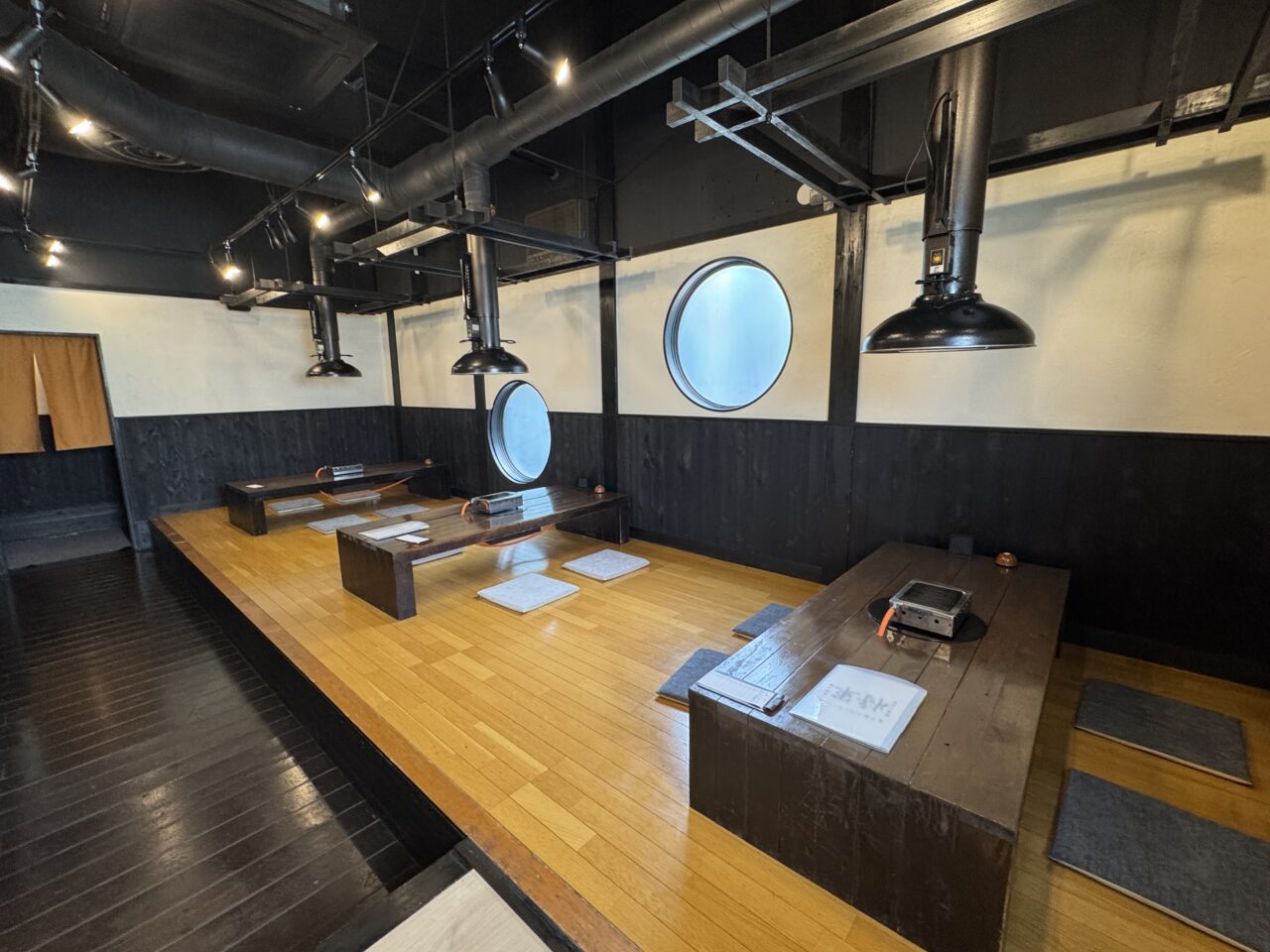 久喜市の手打ち本格盛岡冷麺と山形牛が食べられる焼肉将軍の店内席の様子