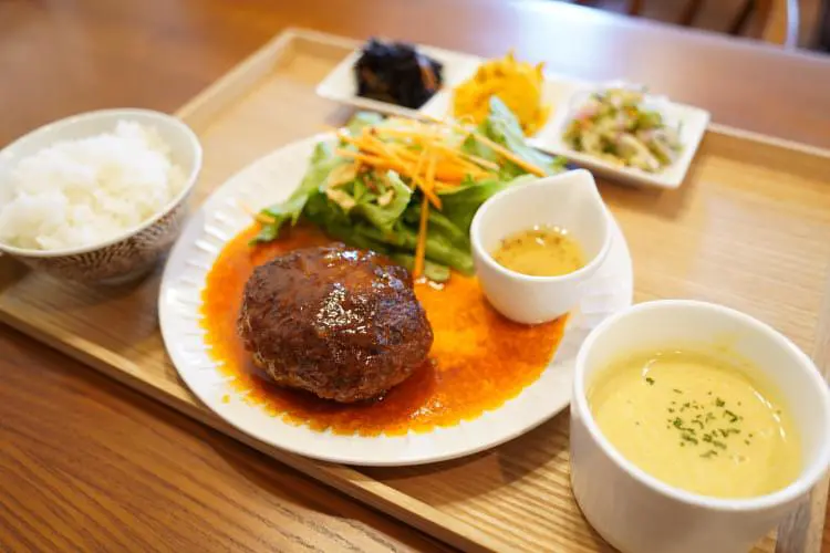 幸手の緑台でランチが楽めるカフェコンネのお肉ランチ