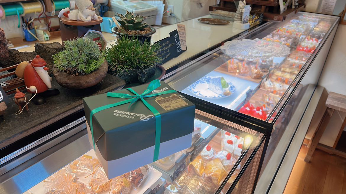 久喜市栗橋にあるケーキ屋パリジェンヌ洋菓子店の外観はまるでジブリ