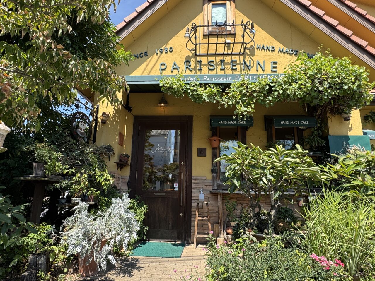 久喜市栗橋にあるケーキ屋パリジェンヌ洋菓子店の外観はまるでジブリ