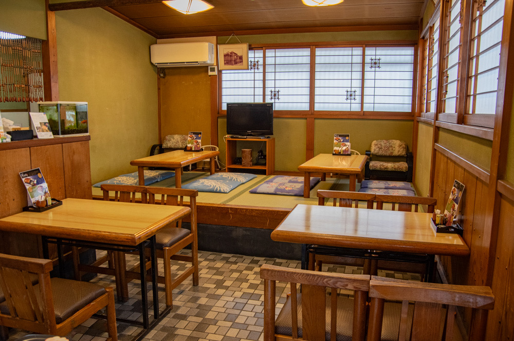 幸手市の老舗鰻店義語家（ぎごや）権現堂まで徒歩。テーブル、座敷