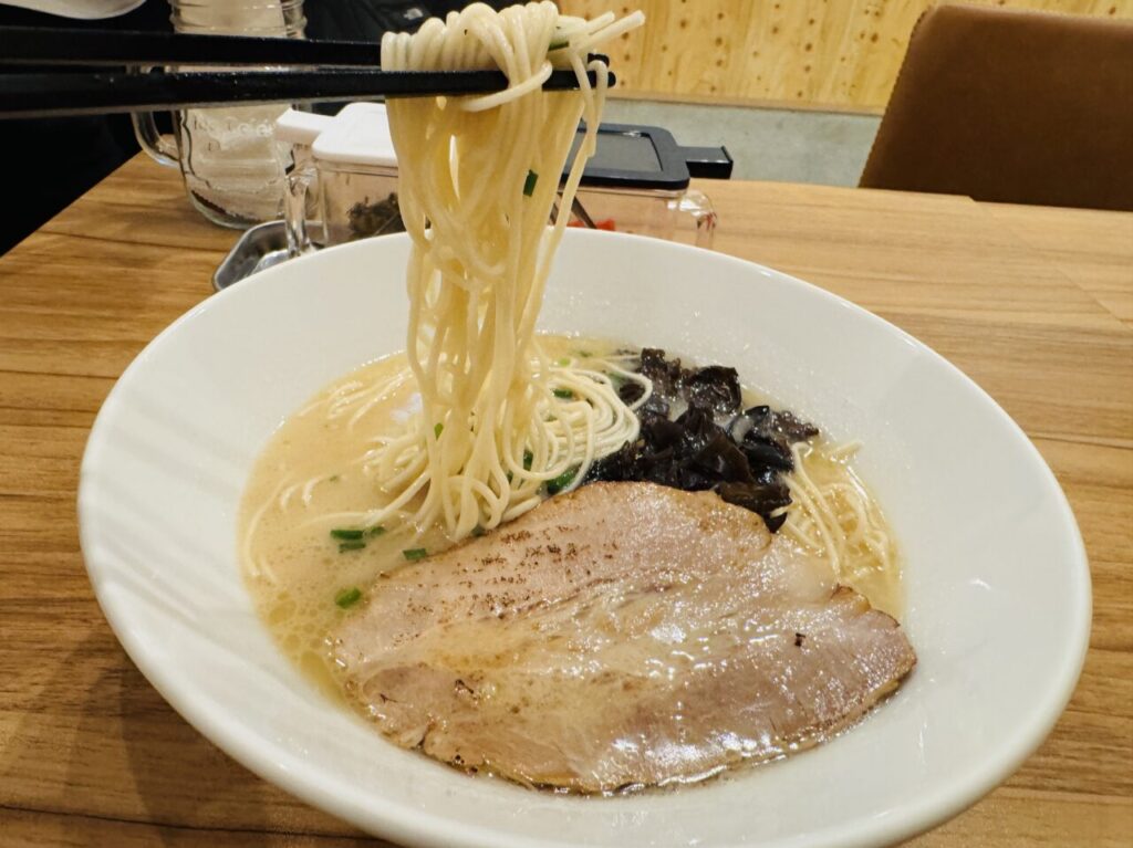 久喜駅にできた博多バリすごのランチの白湯ラーメンランチ