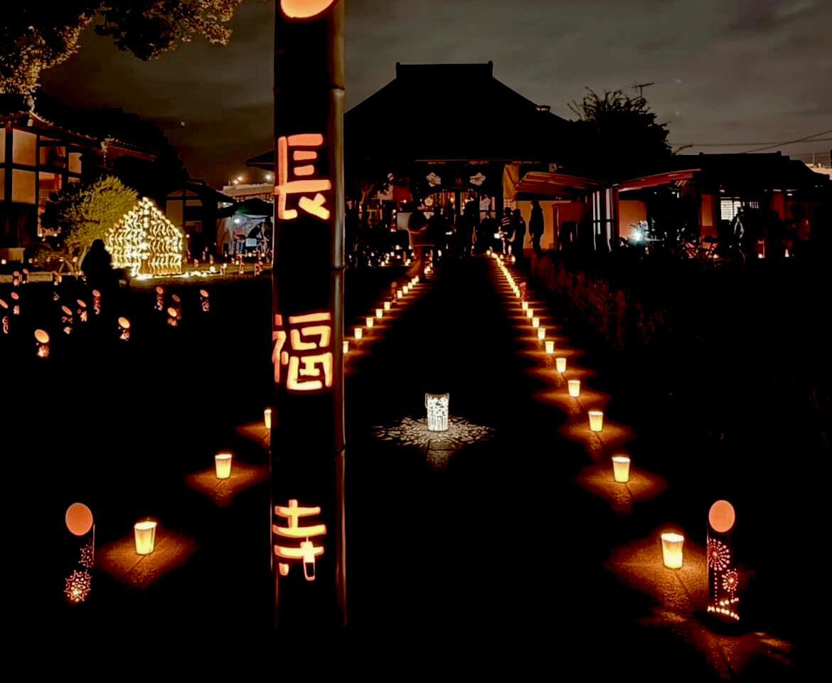 手作りの竹灯籠が参道や境内に並べられ、幻想的な光景が広がります。
