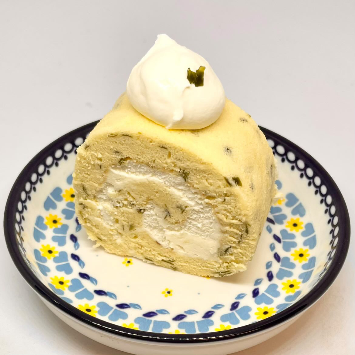 幸手市にあるケーキ屋さんえみみのわかめロール