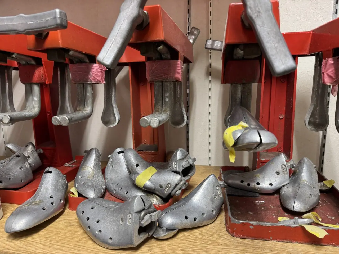 個々の悩みに寄り添いながら、試行錯誤してぴったりの靴を作り上げることができるため、遠くから訪れる方も多くいらっしゃるそうです。またアフターサービスも手厚く、メンテナンスしながら長く使うことができるので、長いお付き合いのお客様が多いそうですよ。