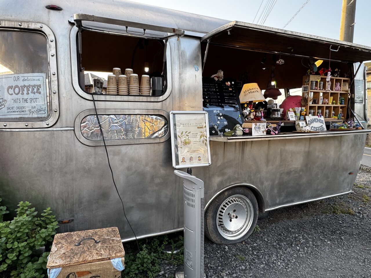 一杯ずつ、丁寧にハンドドリップ。コーヒーの良い香りと、だもんでさんの鼻歌が店内に広がり、自然と気持ちがゆるんでいく瞬間です。