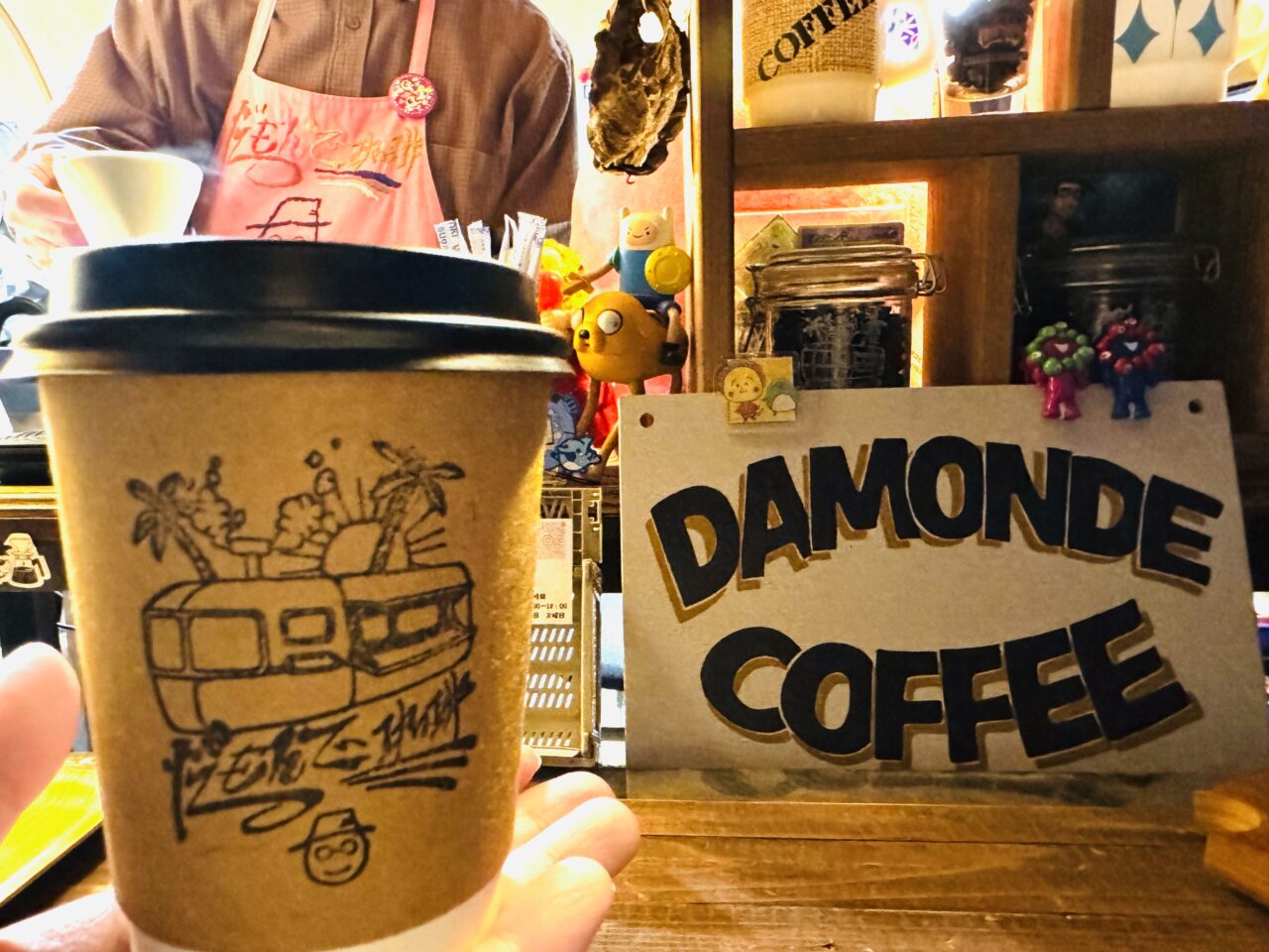 一杯ずつ、丁寧にハンドドリップ。
コーヒーの良い香りと、だもんでさんの鼻歌が店内に広がり、自然と気持ちがゆるんでいく瞬間です。