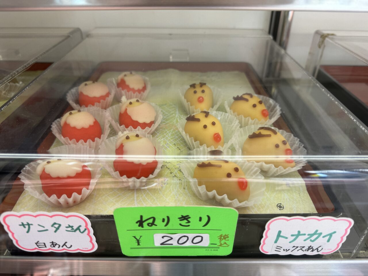 栗が丸ごと入ったどら焼きや、餡にキャラメルを練り込んだ季節限定のどら焼きもリピーターの多い逸品です。