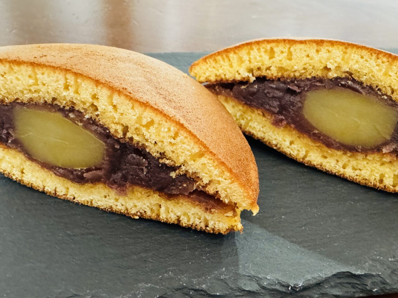 栗が丸ごと入ったどら焼きや、餡にキャラメルを練り込んだ季節限定のどら焼きもリピーターの多い逸品です。