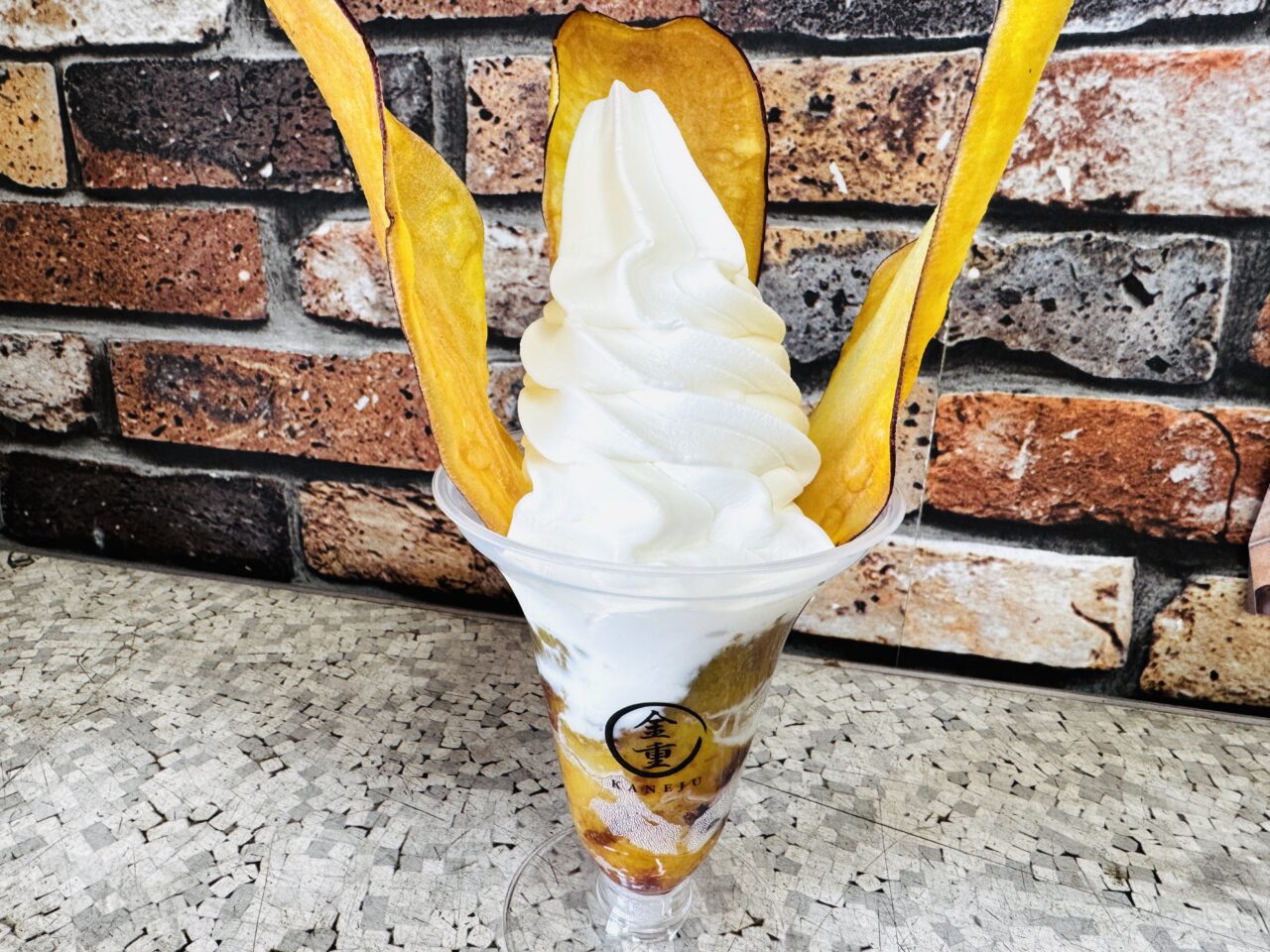 久喜市にある丸ごとももソフトが有名な金重の焼きいもソフト