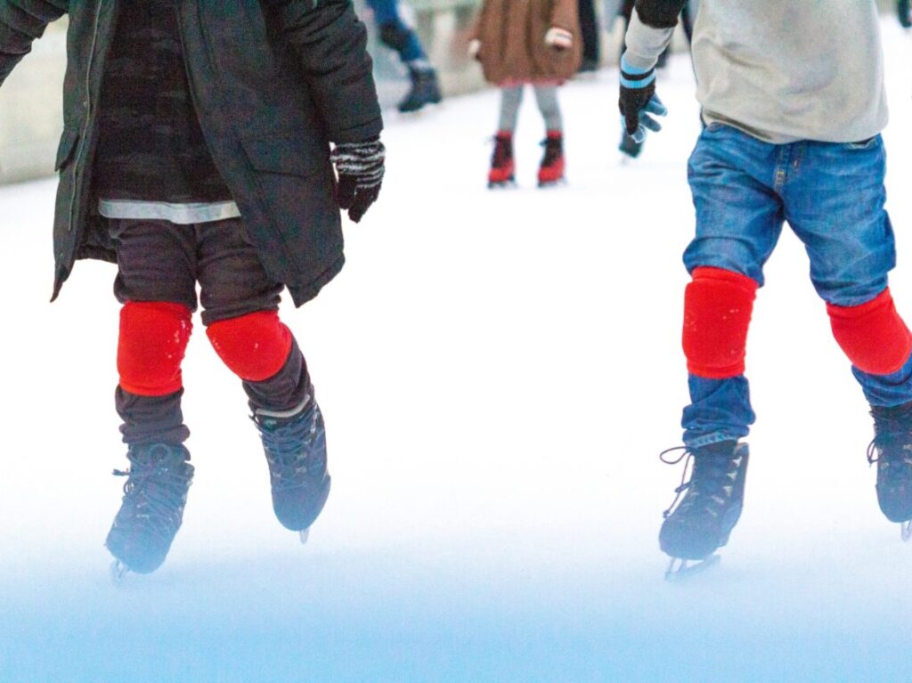 モラージュ菖蒲にスケートリンクが