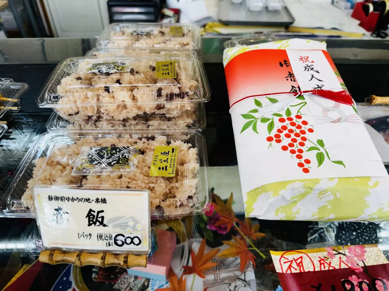 栗橋駅すぐの三笠屋や焼きたてだんごと静御前もなか が有名です