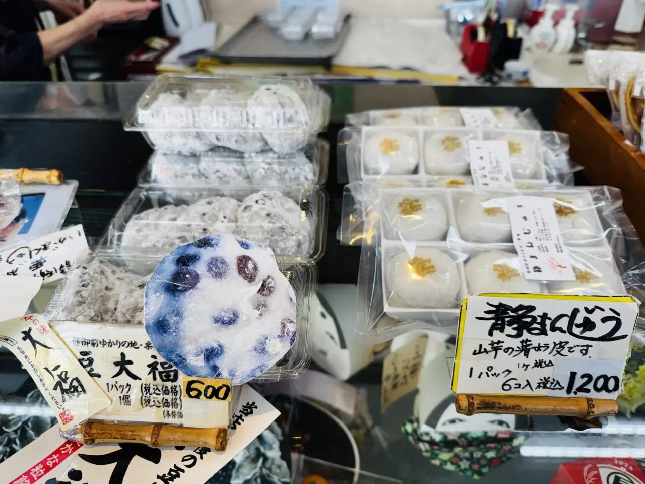 栗橋駅すぐの三笠屋や焼きたてだんごと静御前もなか が有名です