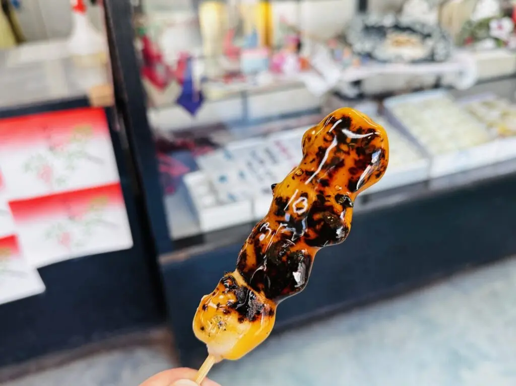 栗橋駅すぐの三笠屋や焼きたてだんごと静御前もなか が有名です