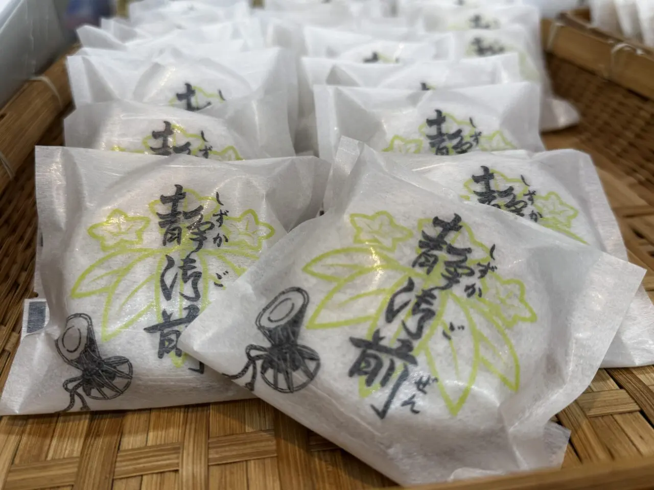 栗橋駅すぐの三笠屋や焼きたてだんごと静御前もなか
が有名です