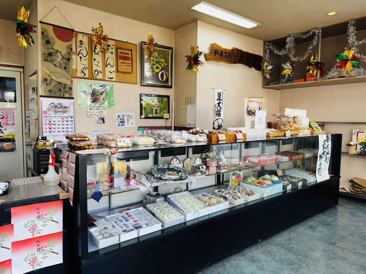 栗橋駅すぐの三笠屋や焼きたてだんごと静御前もなか
が有名です