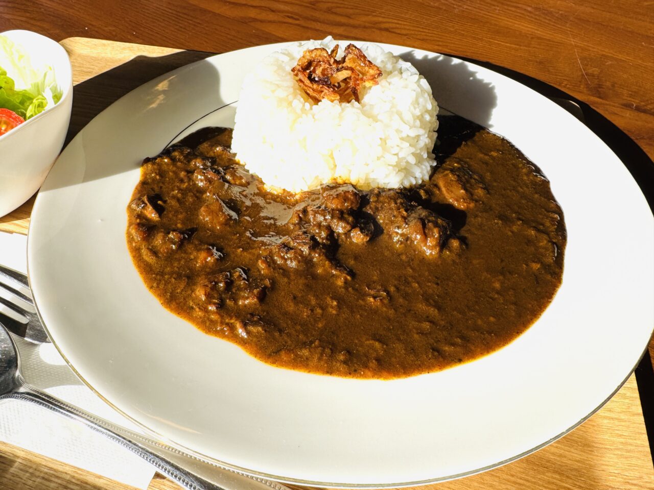 幸手駅にあるカレーが美味しいデイズカフェではケーキおにぎりも楽しめる