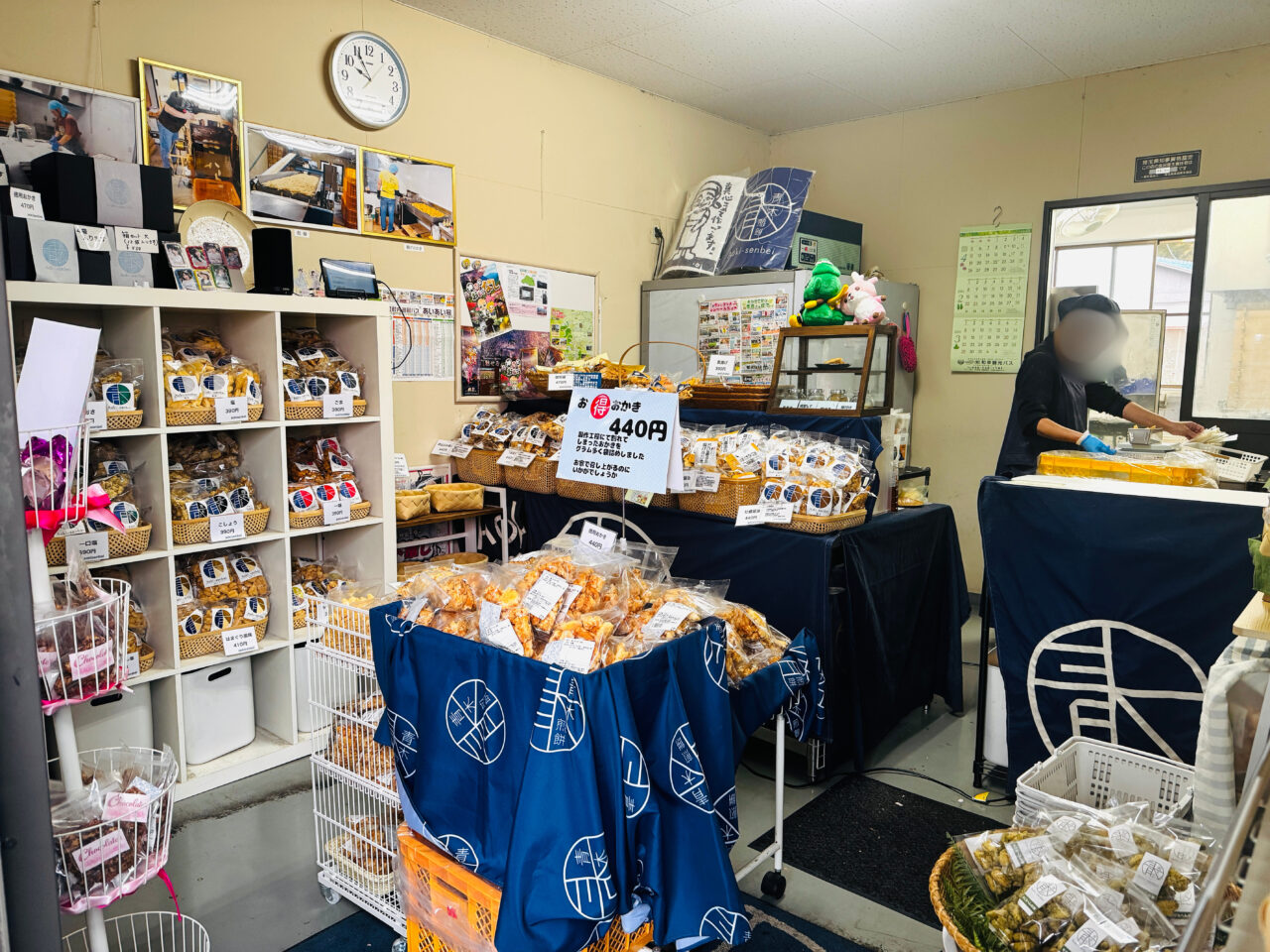 杉戸の青木せんべい工場直売所ではユニークは手作りおかきが注文できる