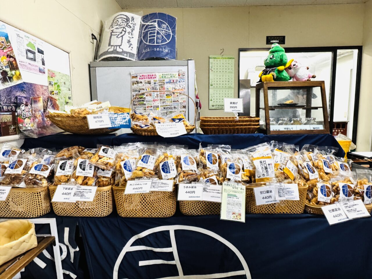 味付けも全て手作業。またほんのり温かいおかきを試食させていただきましたが、サクッと軽やかなおかきは、くどさが全くなく、後をひく美味しさ。何個でも食べたくなってしまうおかきです。