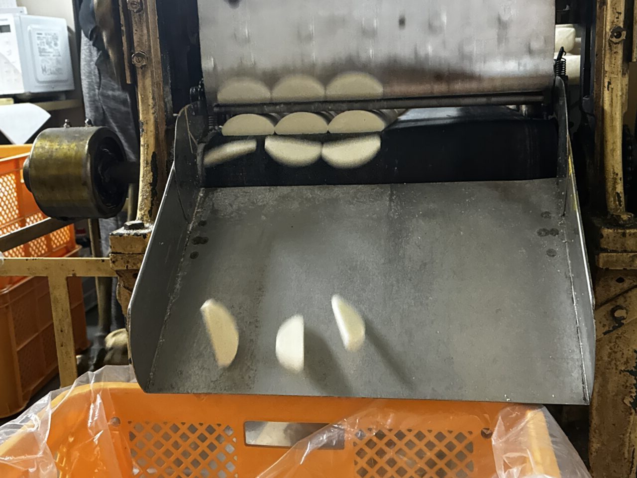 杉戸の青木せんべい工場直売所ではユニークは手作りおかきが注文できる