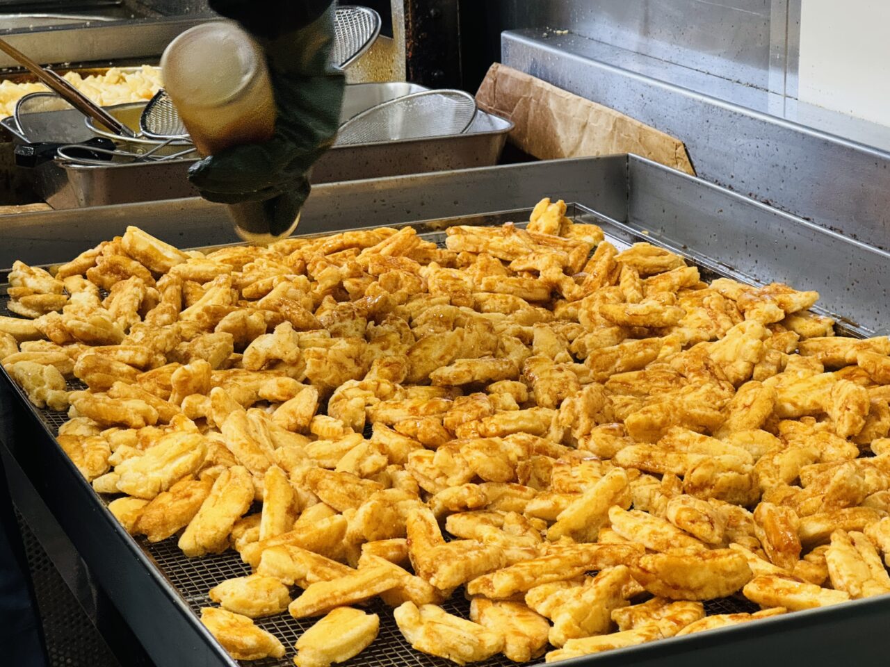 杉戸の青木せんべい工場直売所ではユニークは手作りおかきが注文できる