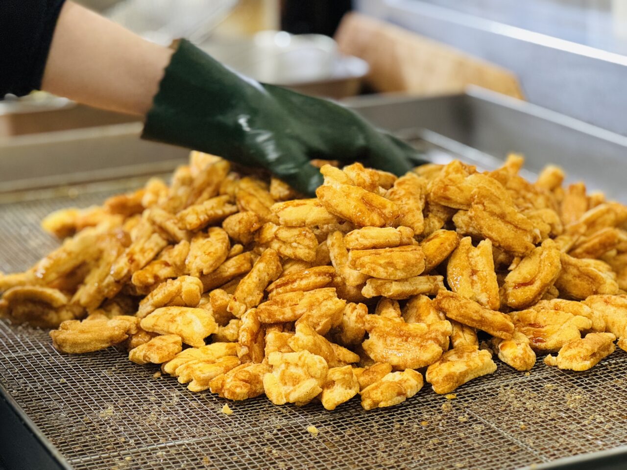 杉戸の青木せんべい工場直売所ではユニークは手作りおかきが注文できる