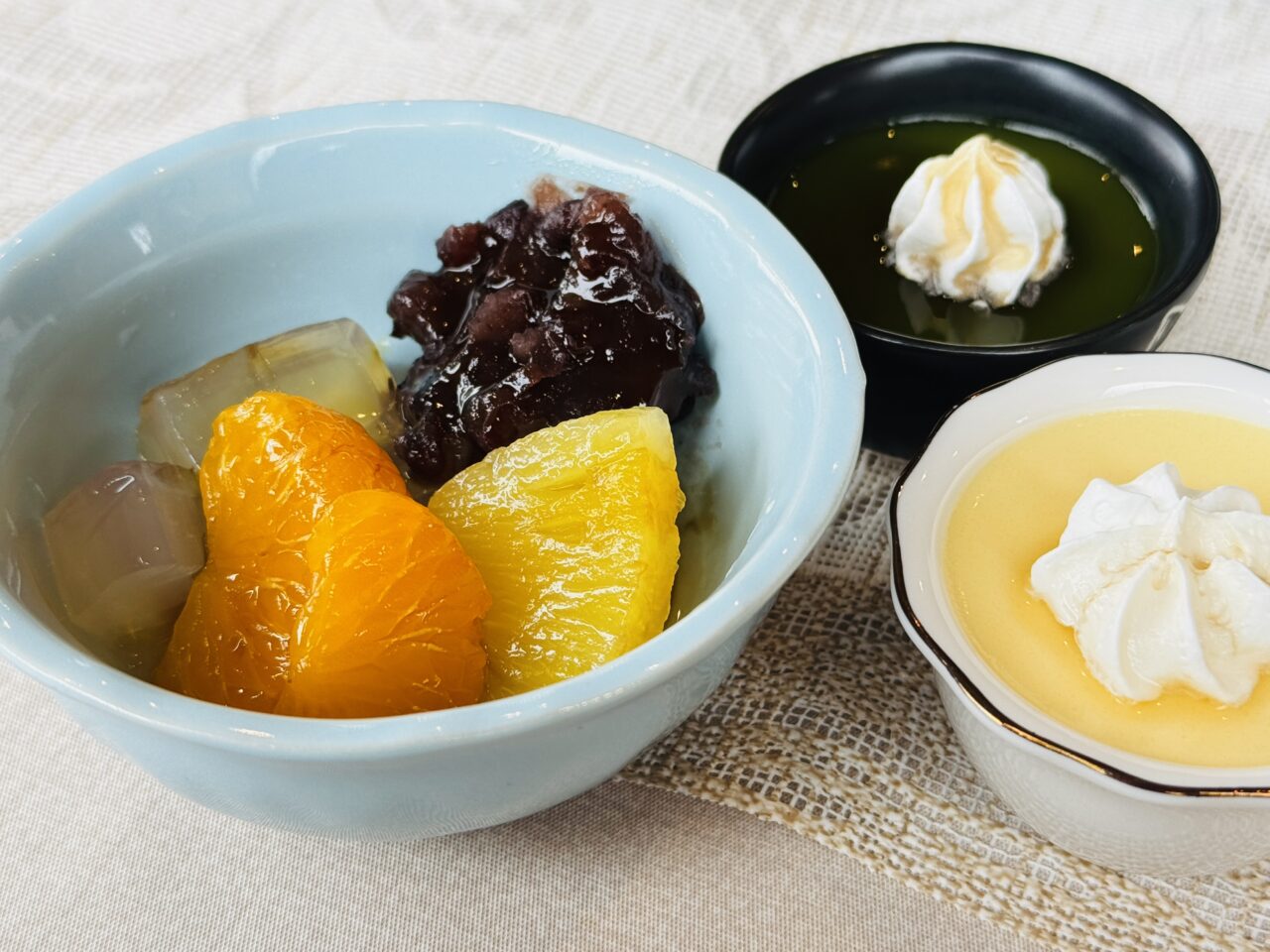 女将手打ちの北海道そば、機械打ちの信州そばのどちらかを選ぶことができます。