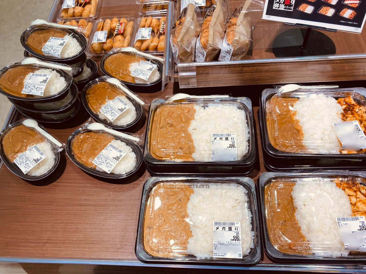 BBBベイシアビッグ弁当メガ盛りシリーズのカレー・麻婆豆腐