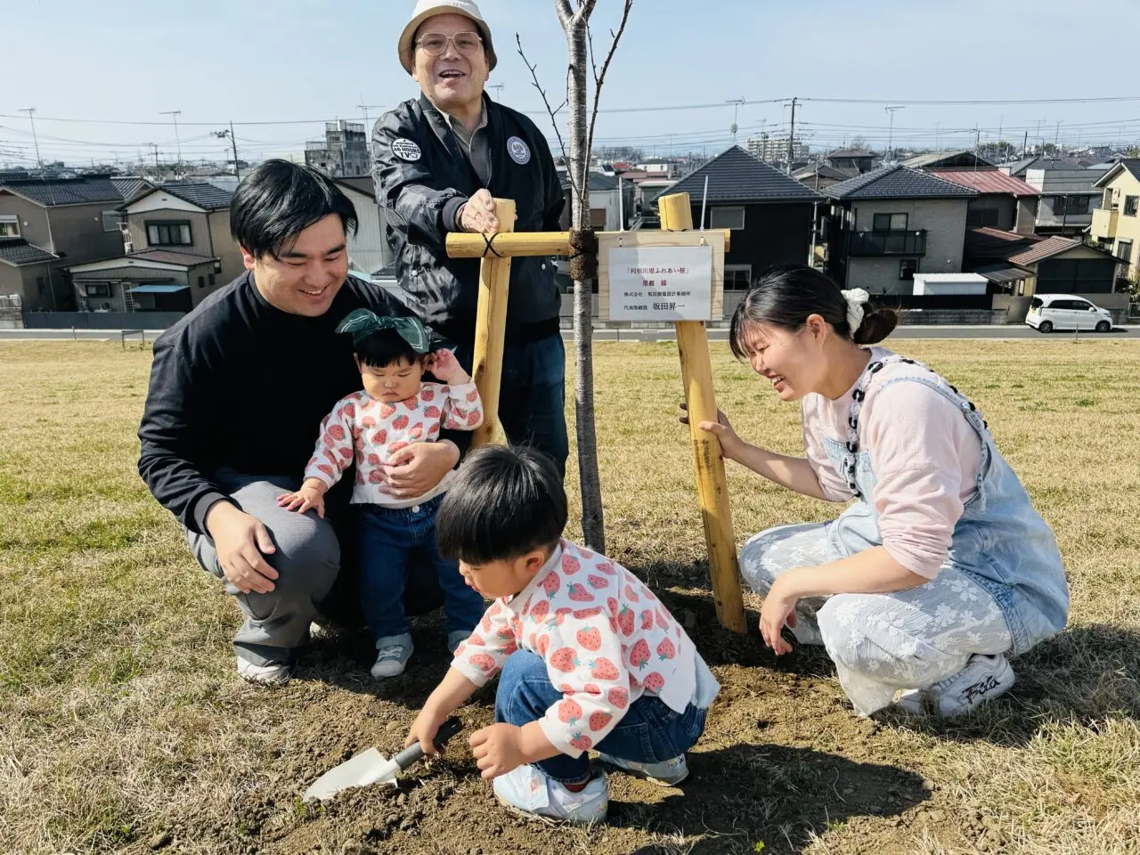 久喜市に新しい桜堤が。桜の里親による桜の植樹が開催。
