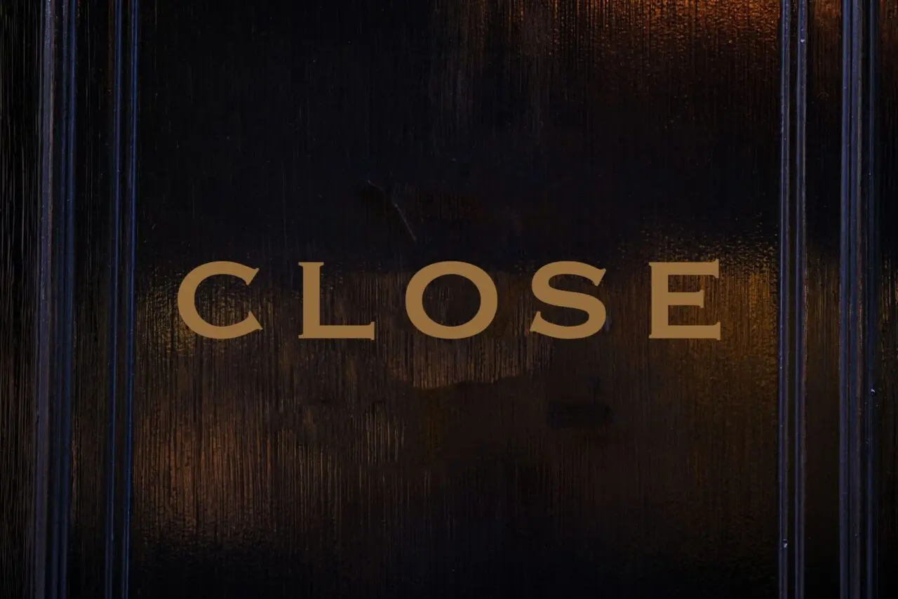 CLOSEと書かれた暗い色のドア